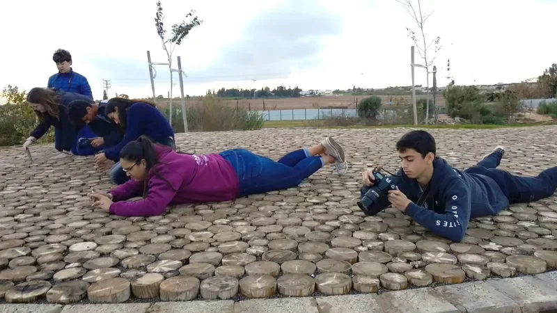 תלמידים בסדנת צילום